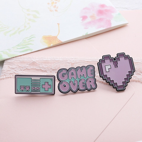 Broche en Alliage Émail Cœur Pixel Ensemble Rétro Contrôleur de Jeu Game Over Badge pour Vêtements Sacs Accessoires
