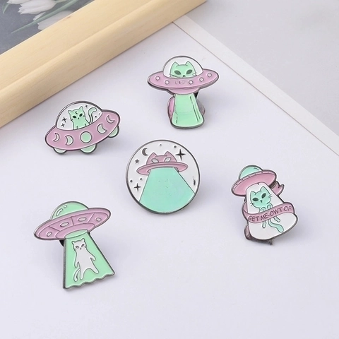 Drôle Chat Extraterrestre OVNI Épinglette en Émail Broche en Alliage Badge de Vaisseau Spatial Accessoire de Dessin Animé