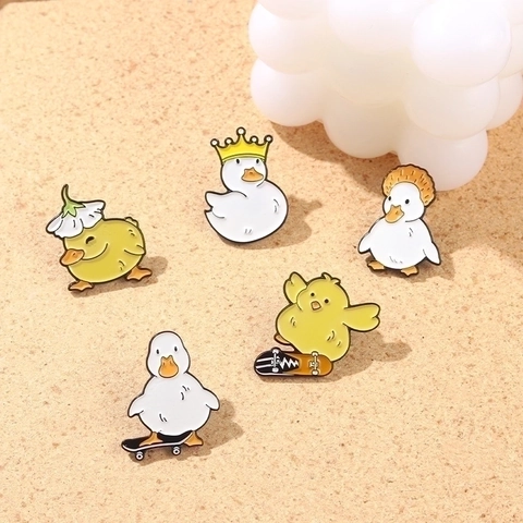 Niedliche Cartoon Ente Huhn Emaille Pin Legierung Tier Skateboard Krone Blume Abzeichen Kleidung Dekor Mode Accessoire