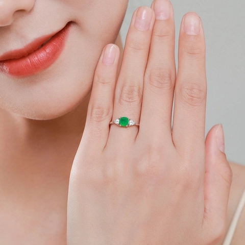 925 Sterling Silber Ring Für Frauen Runder Grüner Smaragd Zirkon Klare Seitensteine Minimalistischer Klassischer Schmuck