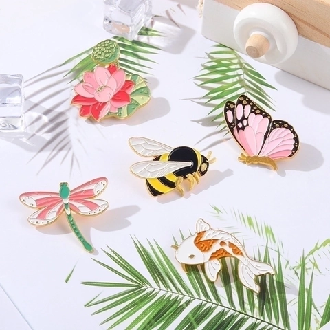 Süße Emaille Insekt Serie Legierung Brosche Cartoon Libelle Biene Lotus Blume Form Emaille Abzeichen Für Damen Herren Schmuck