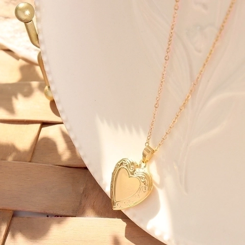 Collier Médaillon Cœur Vintage Plaqué Or 18K Acier Inoxydable Cadre Photo Ouvrable Pendentif Gaufré Style Français Femmes
