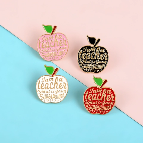 Spilla in Lega Smaltata a Forma di Mela per Insegnanti Uomo Donna Teacher Superpower Gioielli Cartone Animato Frutta Regalo