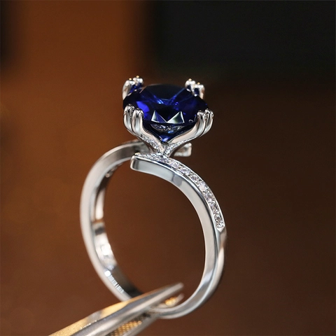 Eleganter Damenring Mit Rundem Blauem Kristall Und Kleinen Seitensteinen Kupfer Mode Schmuck Zubehör