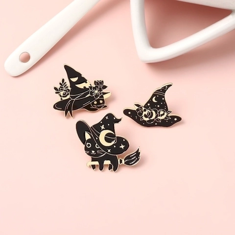 Broche en Alliage Émaillé Halloween Chat Noir Chapeau de Sorcier Pins Laqué Sorcière Lune Étoile Badge pour Sac à Dos Vêtements Bijoux Cadeau