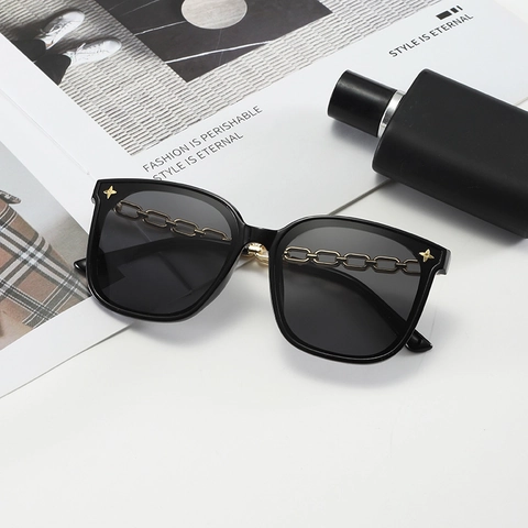 Oversized Square Sunglasses Women Retro Fashion PC Frame Metal Chain Temples UV400 Protection Star Rivet Luxury Style