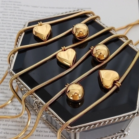 Titanstahl Gold Herz Kugel Anhänger Halskette Mit Runder Schlangenkette Spiegel Poliert Minimalistischer Schmuck Damen
