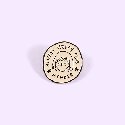 Always Sleepy Club Member Spilla In Smalto Di Lega Distintivo Tondo Personaggio Ragazza Stanca Pin Decorazione Vestiti Borsa Cappello