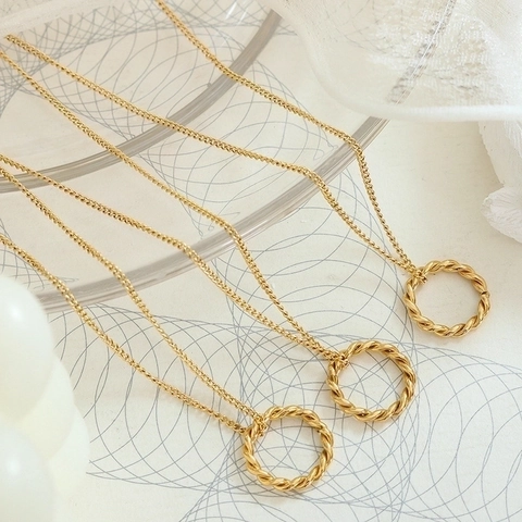 Collana Con Pendente A Cerchio Rotondo In Corda Intrecciata E Orecchini A Cerchio Acciaio Al Titanio Placcato Oro 18K