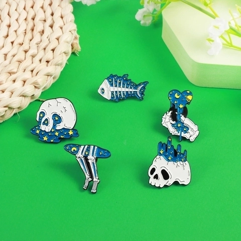 Gothic Starry Night Skull Enamel Pin Alloy Galaxy Heart Fish Bone Brooch Pin For Clothing Backpack Unisex Artistic Jewelry