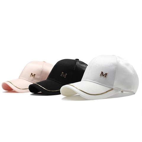 Casquette De Baseball En Satin Pour Femmes Avec Logo Lettre M En Métal Bordure Dorée Protection Solaire Ajustable Texture Satin