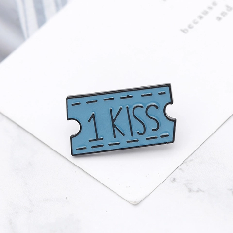 Spilla Smaltata Blu in Lega Vintage Forma di Biglietto Retro Con Lettera 1 KISS Distintivo per Zaino Vestiti Accessori Gioielli