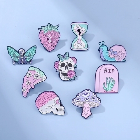 Pin De Esmalte Creepy Cute Aleación Calavera Fresa Champiñón Pizza Caracol Reloj De Arena Tumba Insignias Ropa Pastel Goth