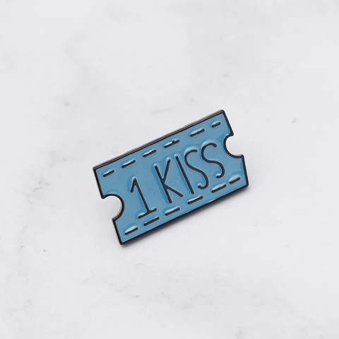 Spilla Smaltata Blu in Lega Vintage Forma di Biglietto Retro Con Lettera 1 KISS Distintivo per Zaino Vestiti Accessori Gioielli