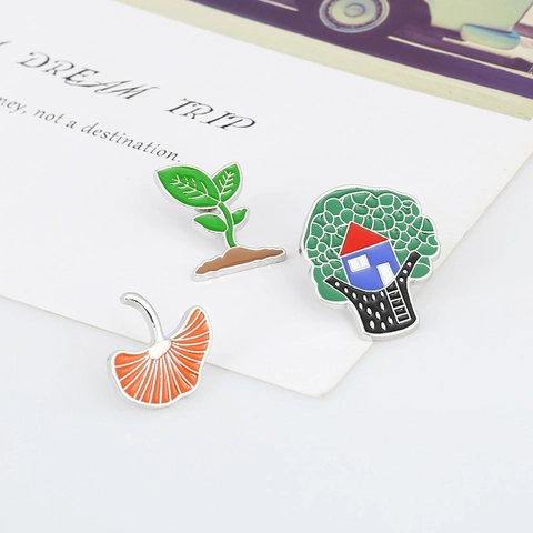 Literary Fresh Cartoon Enamel Brooch Pin For Women Men Creative Tree House Ginkgo Leaf Seedling Plant Lapel Pin Jewelry