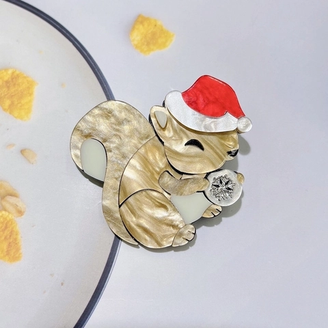 Spilla in Acrilico con Scoiattolo di Natale Cappello di Babbo Natale Motivo a Fiocco di Neve Trama di Marmo Distintivo Regalo