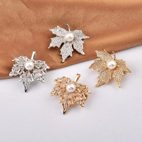 Spilla a Foglia di Acero in Rame e Zirconia Moda Occidentale Con Perla Artificiale Strass Intarsiato Elegante Spilla a Foglia Oro Argento per Donna