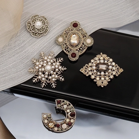 Vintage Baroque Palace Brooch Alloy Faux Artificial Pearl Rhinestone Flower Shape Suit Coat Elegant Jewelry Accessory