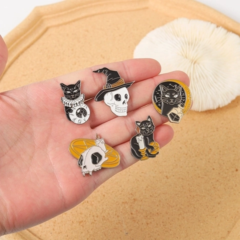 Spille Smalto Gotico Lega Halloween Pin Gatto Nero Teschio Luna Candela Misterioso Gioielli Accessori