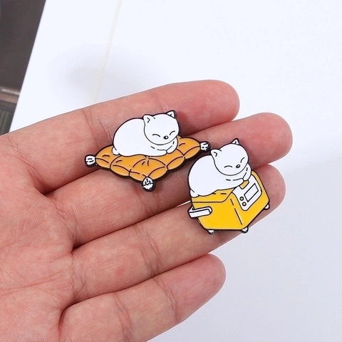 Cartoon Katze Emaille Brosche Süße Tier Abzeichen Kaffeetasse Schlafende Katze Buch Design Legierung Nadeln Für Rucksäcke Jacken Schmuck