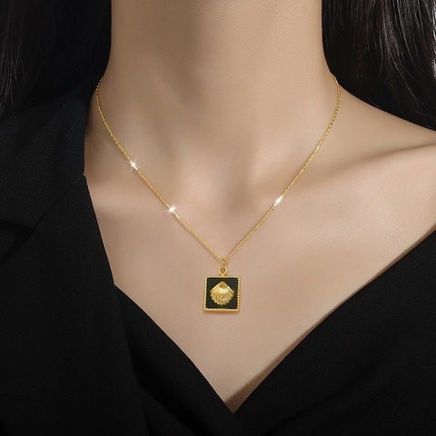 Square Shell Pendant Necklace Titanium Steel Vacuum Gold Plated Minimalist Clavicle Chain Jewelry For Women