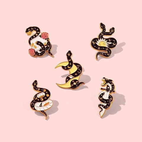 Spilla in Smalto a Forma di Serpente Gotico Teschio Mistico Luna Sole Pugnale Distintivo in Lega Stile Scuro