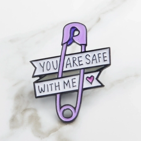 Spilla da Balia in Smalto Viola Con Scritta You Are Safe With Me Distintivo a Cuore In Lega Di Zinco Per Zaino Giacca Donna Gioielli