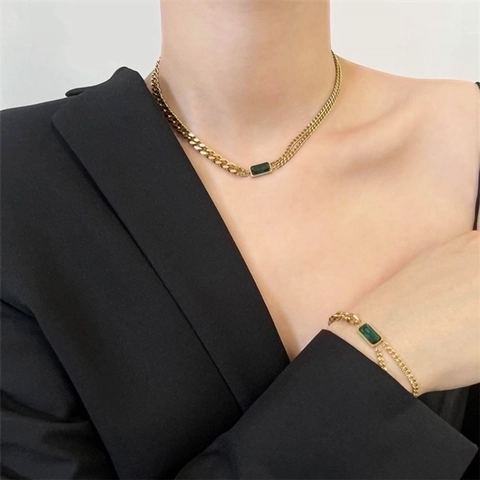 Collana Pendente Rettangolo Pietra Preziosa Verde Smeraldo Acciaio Titanio Placcato Oro Catena Asimmetrica Donne Retro Elegante