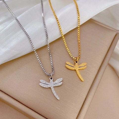 Collana Con Pendente Libellula Minimalista Acciaio Al Titanio Placcato Oro Texture Opaca Catena Clavicola Donna