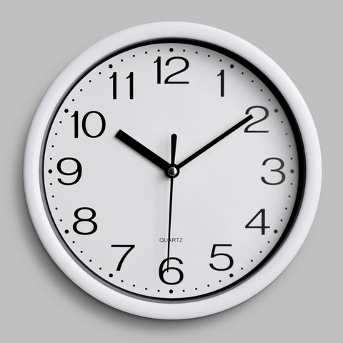 Moderne Minimalistische Ronde Wandklok Stil Kwartsuurwerk Batterijgevoed Kunststof Frame Glas Voor Thuiskantoor Woonkamer