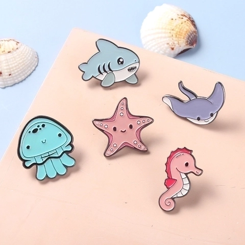 Spille In Smalto Animali Marini Cartone Animato Squalo Medusa Cavalluccio Marino Lega Kawaii Gioielli Da Risvolto Decorazione Vestiti