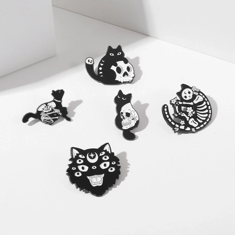 Spilla Smaltata a Forma di Gatto Nero Gotico Scheletro Teschio Misterioso Luna Stile Oscuro Distintivo in Lega per Halloween