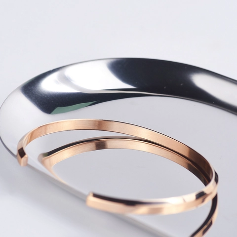 Bracelet Jonc Ouvert en C Minimaliste en Acier Titane Couleur Or Rose Argent Bangle Géométrique Ajustable Bijoux de Mode pour Femmes Hommes
