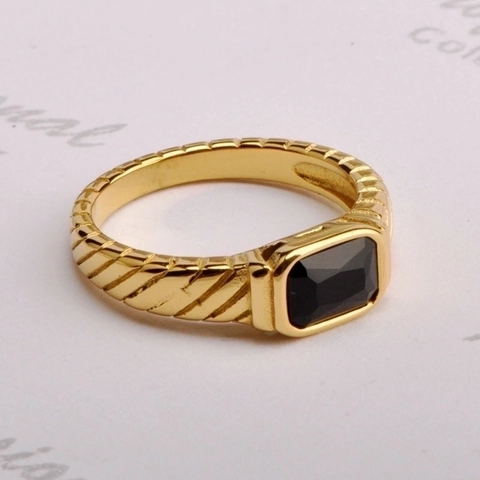 Retro Vergoldeter Titanstahl Ring Für Damen Mit Rechteckigem Schwarz Weißem Zirkonia Strukturierter Gerillter Band Schmuck