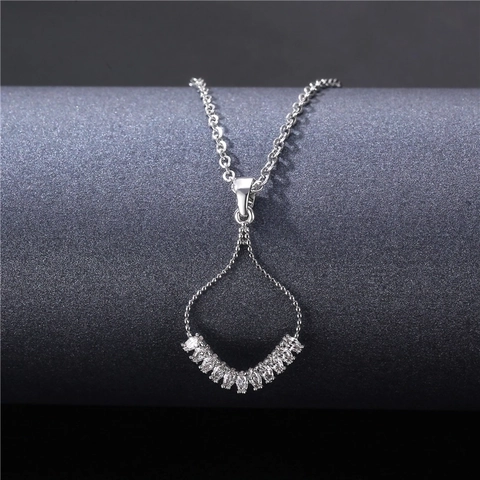 Elegante Collana Con Pendente A Ventaglio Traforato Catena In Acciaio Inossidabile Zirconi Micro Pavé Gioielli Per Clavicola