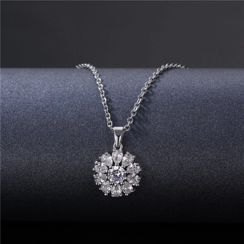 Collier Pendentif Flocon De Neige Avec Chaîne En Acier Titane Et Charme Floral En Cuivre Zircone Pour Femmes