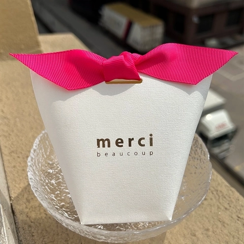 Gift Box Embossed Paper Gold Stamping Ribbon Bow Merci Beaucoup Folding Candy Packaging Wedding Party Favor Decorative