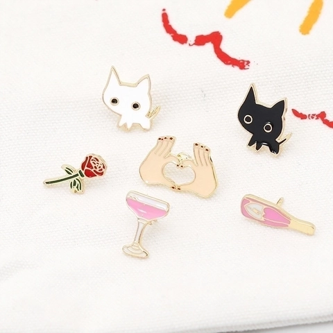 Spille Smaltate A Cartone Animato Carino Lega Olio Gocciolante Gatto Rosa Gesto Del Cuore Cocktail Bottiglia Decorazione Vestiti Moda