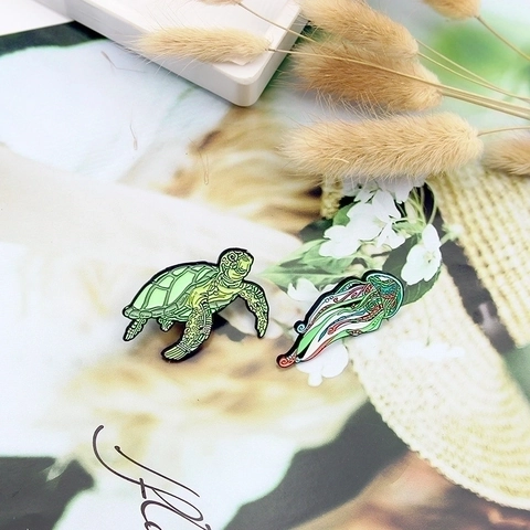 Zeeschildpad En Kwallen Emaille Pin Broche Legering Druppel Olie Zeedier Cartoon Mode Sieraden Voor Kleding Tassen