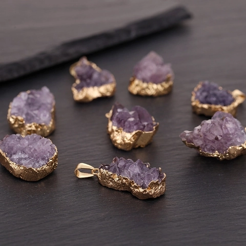 Natürlicher Unregelmäßiger Amethyst Rohstein Anhänger Halskette Vergoldeter Rand Heilkristall Druzy Quarz Schmuck