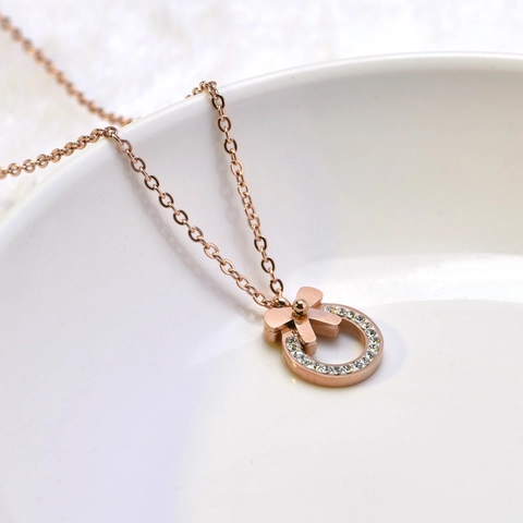 Elegante Schleife Kreis Anhänger Halskette Titanstahl Mit Strass Schmuck Für Damen Roségold Modisches Accessoire