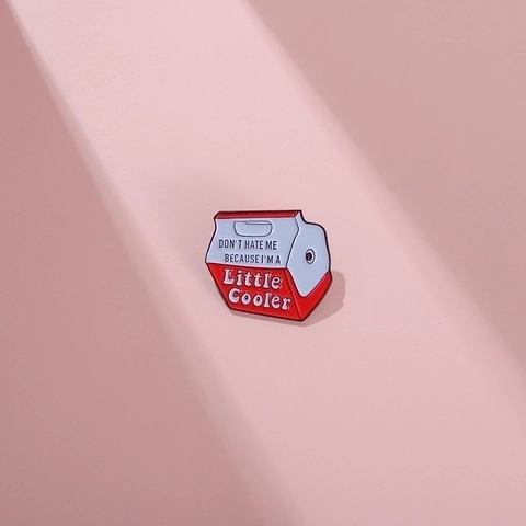 Spilla in Lega Smaltata Creativa con Gioco di Parole a Forma di Ghiacciaia Distintivo per Donna Uomo Giacca di Jeans Zaino Gioielli