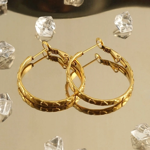 Vintage Gold Plated Stainless Steel Heart Relief Pattern Hoop Earrings For Women Fashion Geometric Jewelry Gift