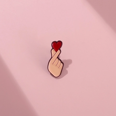 Spilla Creativa a Forma di Cuore con Dita in Smalto Lega Cuore Rosso Distintivo Gioielli Regalo per Uomo Donna