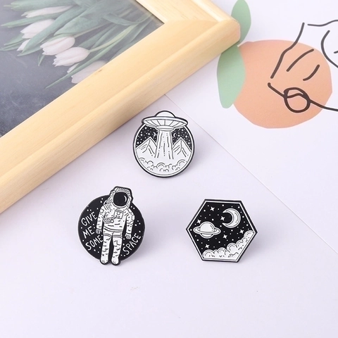 Ruimte Thema Legering Emaille Pin Minimalistisch Zwart Wit Astronaut UFO Planeet Broche Voor Kleding Rugzak Decoratie Accessoires