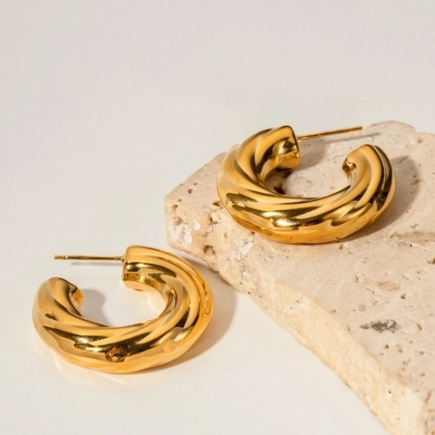 Pendientes De Aro En C Retorcidos Chapados En Oro De 18K Acero De Titanio 316L Nervados Gruesos Huecos Redondos Para Mujer