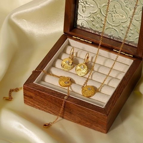 Edelstahl Sonne Mond Himmelsanhänger Halskette 18K Vergoldet Geprägte Münze Zirkon Retro Schmuck Für Frauen