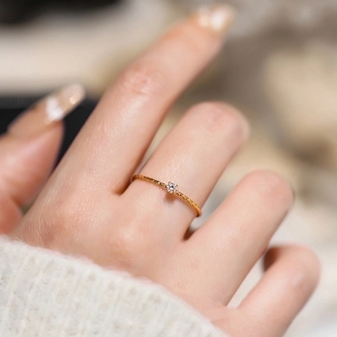 Minimalistische Dunne Ring Titanium Staal Verguld Ronde Zirkonia Getextureerde Band Sieraden Voor Vrouwen Elegant