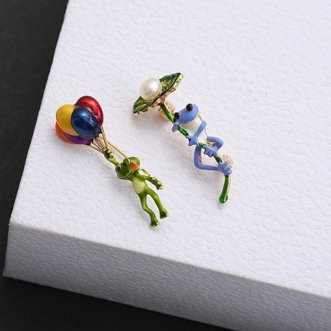 Broche Grenouille en Alliage Émaillé Créative pour Hommes Femmes Grenouille Verte Mignonne Avec Ballon Feuille de Lotus Bijoux