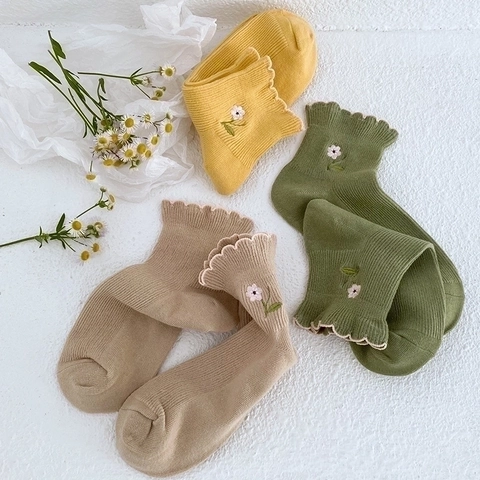 Damen Baumwolle Slouch Socken Blumenstickerei Muschelsaum Wadenhoch Rippenstrick Süß Crew Socken Mode Täglich Strumpfwaren